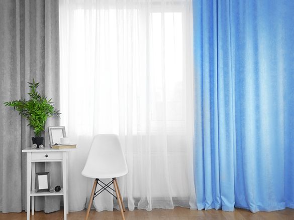 Raam met blauw en grijs gordijn