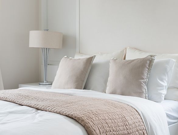 Bed met licht beddengoed