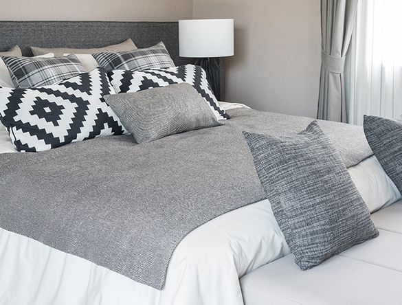 Bed met grijs beddengoed